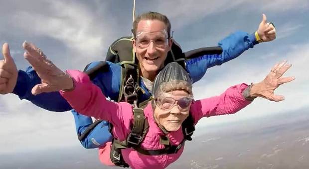 Usa, nonnina celebra il suo novantaquattresimo compleanno lanciandosi con il paracadute