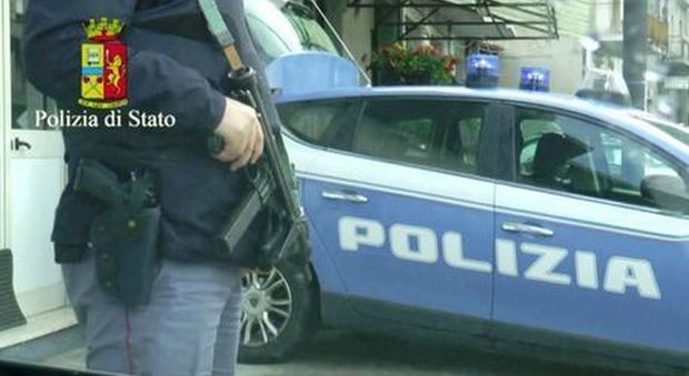 Roma, aggredisce agenti a calci e pugni, poi distrugge la volante: arrestato