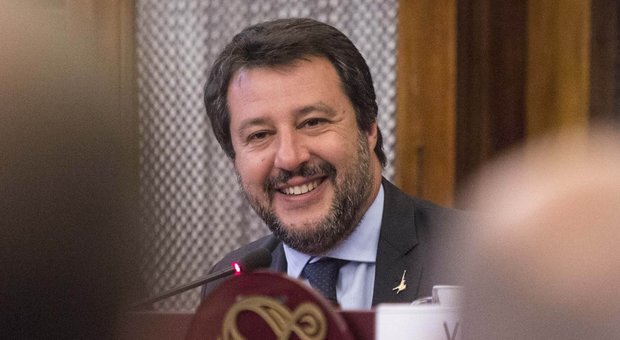Salvini, le donne e il pupazzetto di Zorro: il libro delle polemiche scatena l'ironia social