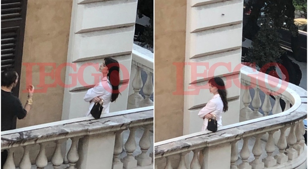 Anne Hathaway a Roma, l'attrice porta Hollywood nella Capitale: lo shooting sul balcone che affaccia su piazza della Repubblica
