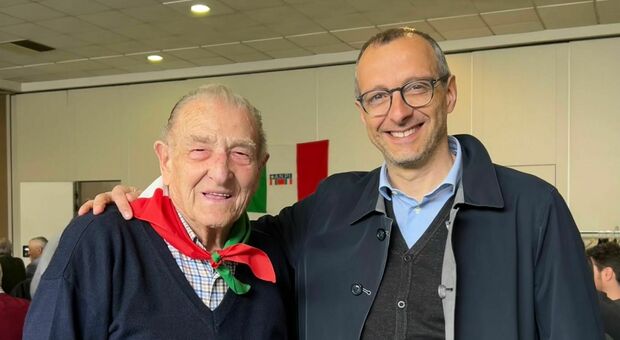 Matteo Ricci incontra il partigiano Gianni Rulli: quando l'armocromia giusta è quella del fazzoletto tricolore della Liberazione