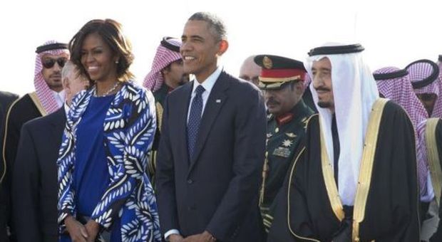 Bufera su Michelle Obama, in Arabia Saudita senza il velo: le tv locali la oscurano