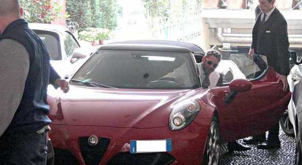 Lapo Elkann, incontro di lavoro con la sua nuova Alfa Romeo rossa fiammante