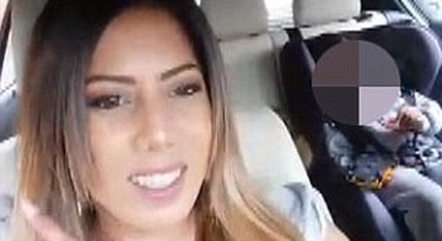 Una madre posta un filmato in diretta sui social mentre guida con il bimbo sul sedile posteriore