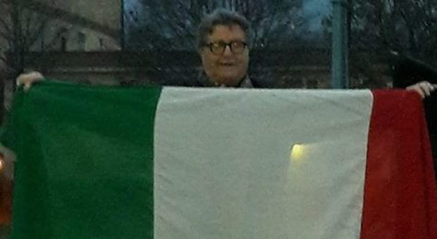 Il sindaco Giorgio Gentilin con la bandiera ritrovata