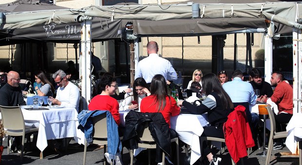 Coronavirus a Napoli, nei ristoranti spuntano maxi-tavoli ma c'è il rebus Baretti: folla all'esterno