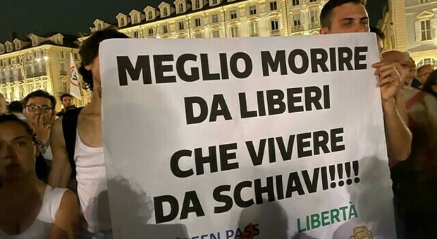 No green pass, nuova manifestazione a Roma: «Strumento di segregazione sociale»