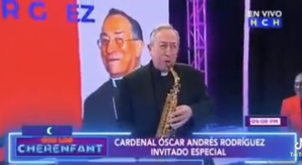 Cardinale suona il sax in tv, nuovo "successo" di un cardinale dopo lo show con gli elefanti di Kraiewski