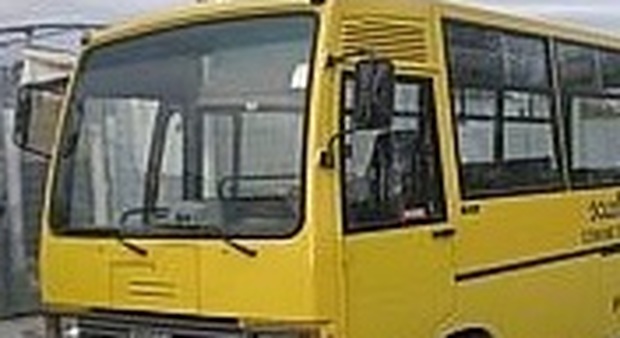 Uno scuolabus in servizio