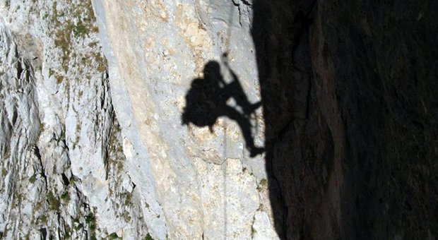 Valle Camonica, alpinista trentottenne precipita in un dirupo e muore