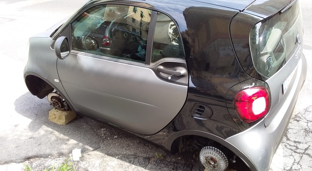 Napoli, torna la gang degli pneumatici: Smart abbandonata sui mattoni a piazza Medaglie d'Oro