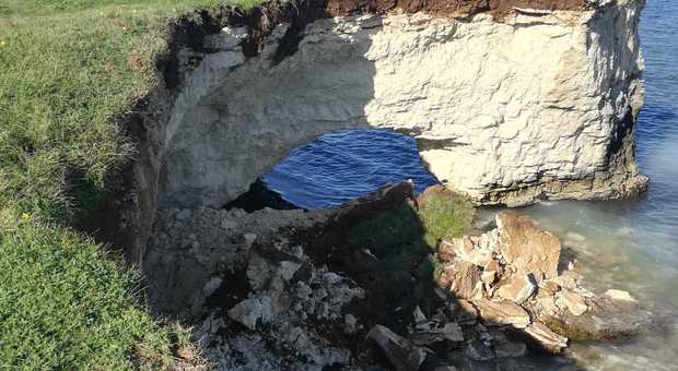 Nuovo crollo lungo il litorale: cede ancora la scogliera di San Foca