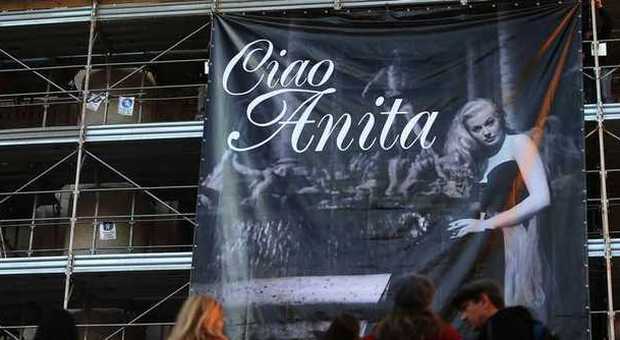 Anita Ekberg torna nella "sua" Fontana di Trevi, oggi esposta una gigantografia