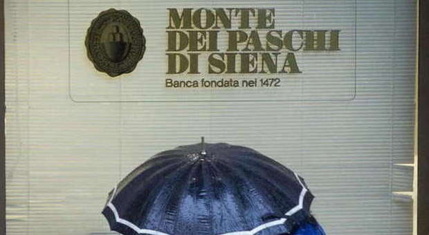 Una filiale della banca Monte Paschi di Siena a Napoli (foto Ciro Fusco - Ansa)