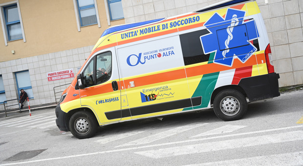 Un'ambulanza nel pronto soccorso di Avellino