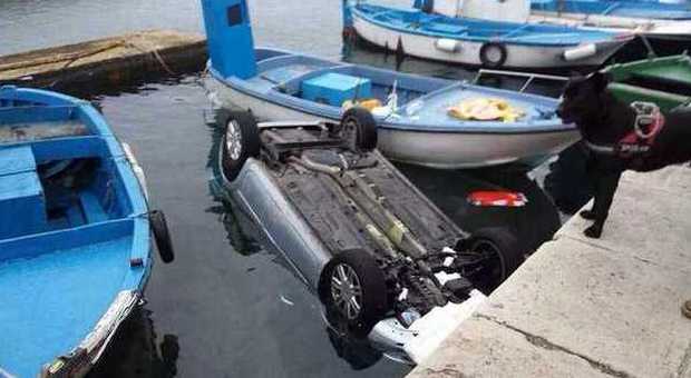 Singolare incidente al porto di Gallipoli: 45enne finisce in acqua con l'auto