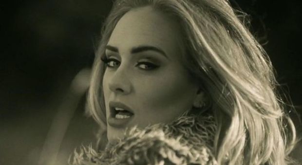 Adele, record di visualizzazioni per il video di "Hello": e il karaoke diventa virale