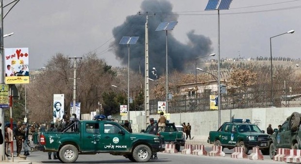 Afghanistan, autobomba e commando armato contro compound polizia a Kabul
