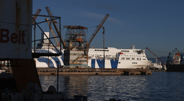 Coronavirus, nave in quarantena a Napoli: nove marittimi sono stati a contatto con un infetto