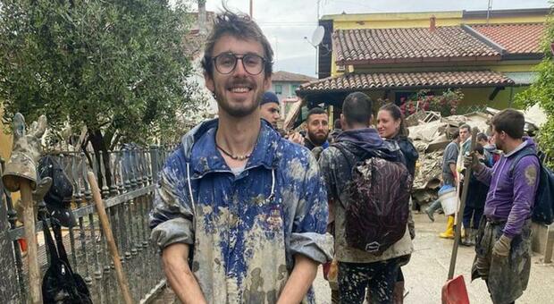 Marco prende 2 giorni di permesso dal lavoro per andare in Romagna a spalare il fango e viene licenziato: «Non lo meritavo»