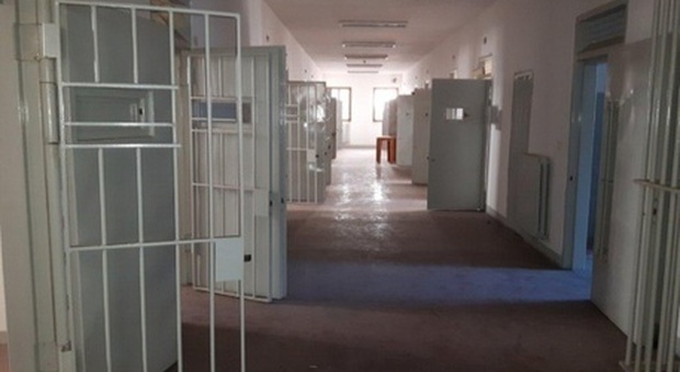 Scandalo a luci rosse nel carcere minorile, giovani detenuti costretti a fare sesso con le secondine