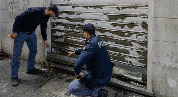 Roma, esplosione nella sede degli Irriducibili Lazio, saracinesca annerita: ipotesi ordigno