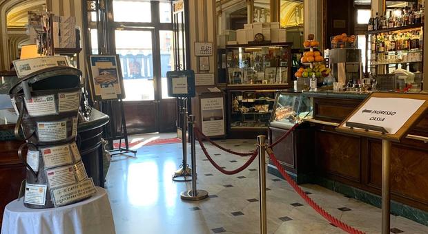 Cordoli, percorsi dedicati e igienizzante: il Gran Caffè Gambrinus resta aperto (fino alle 18)