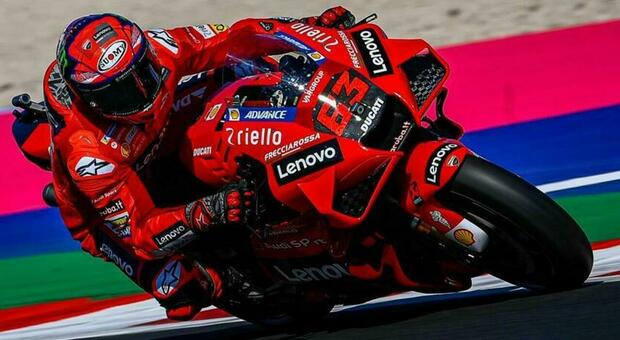 MotoGP Jerez, Binder domina la Sprint Race: Bagnaia secondo. Domani alle 15 il Gran Premio spagnolo