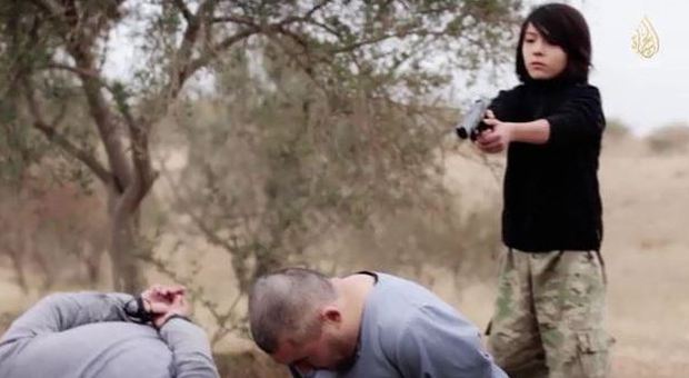 Follia Isis: in un nuovo video bambino boia uccide prigionieri russi