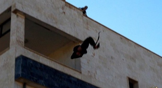 Isis, immagini choc di un'altra esecuzione: gay lanciato dal tetto e lapidato dalla folla