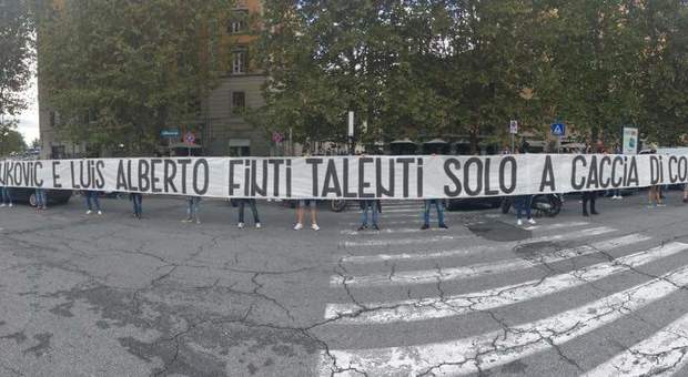 Lazio, tifosi contestano Milinkovic e Luis Alberto: «Finti talenti solo a caccia di contanti» Foto