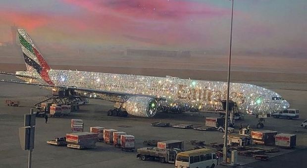 Aereo Emirates ricoperto di diamanti, la foto su Instagram: «Aspettando di partire», ma non è come sembra