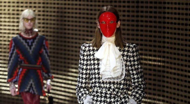 Gucci sfila in maschera a Milano, Alessandro Michele: «Gli abiti mostrano e nascondono insieme»