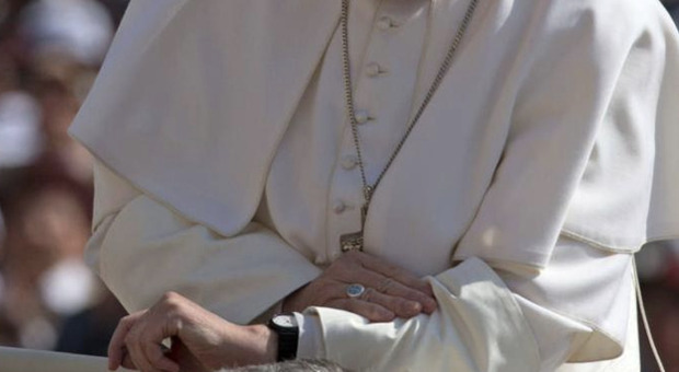 Papa Francesco, l'orologio (di plastica) del Pontefice venduto per 51 mila dollari: andranno in beneficenza