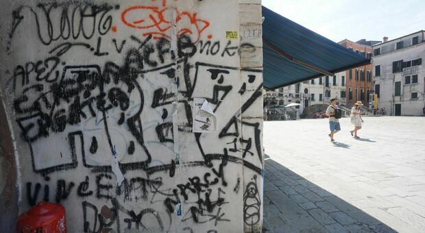 Graffiti a Venezia in una foto d'archivio
