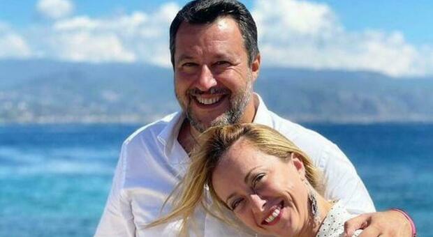 immagine Salvini in masseria da Meloni, chiamata a Tajani (con black out). «Vertice il 30 agosto»