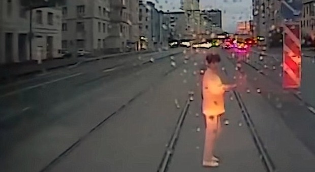 Russia, si ferma sui binari a guardare lo smartphone: donna travolta e uccisa da un tram