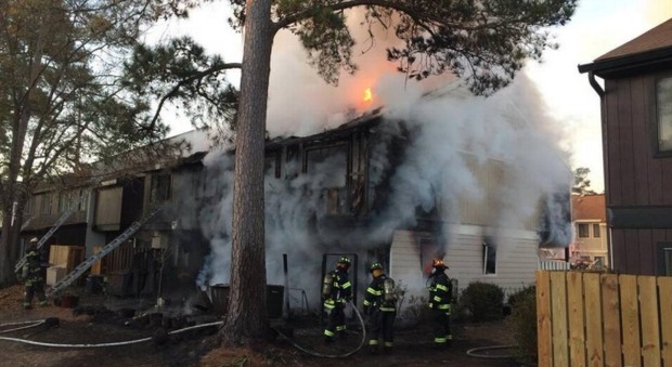 Usa, si getta tra le fiamme per aiutare la moglie intrappolata in casa da un incendio: 70enne muore, ma riesce a salvarla