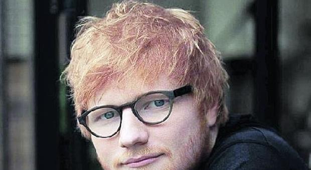 Sheeran si traveste da fan «Le mie canzoni del cuore»