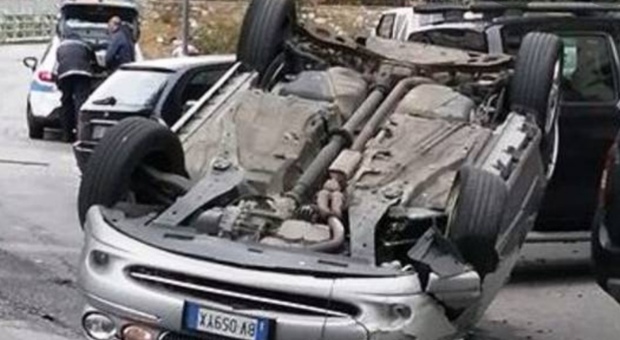 Napoli, auto si ribalta a Fuorigrotta e il conducente fugge: indagini