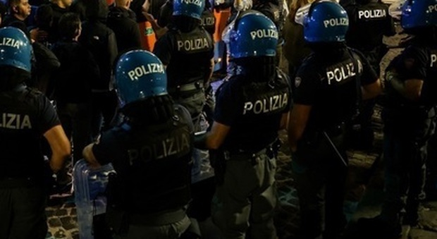 Tifoso dell'Ajax accoltellato: ultras del Napoli arrestato a San Benedetto