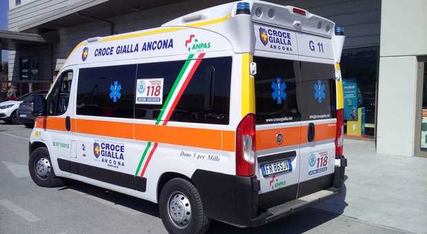 Ancona, scontro tra auto e scooter ragazzo di 18 anni portato in ospedale