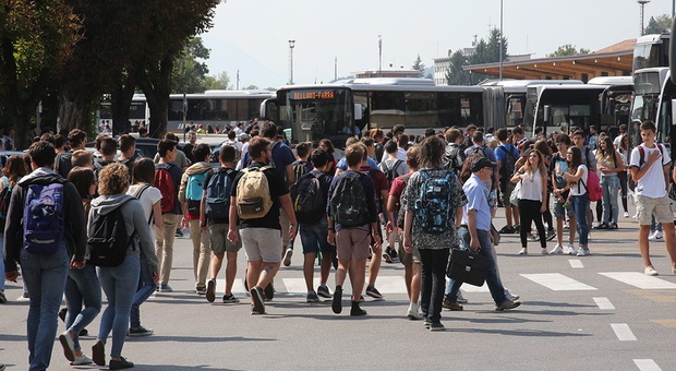 Studenti si avviano in massa verso gli autobus: quest'anno sarà diverso