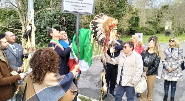 Cerimonia con copricapo di piume, lancia e bandiere: tutto vero, Civitanova ha intitolato il piazzale a Toro Seduto
