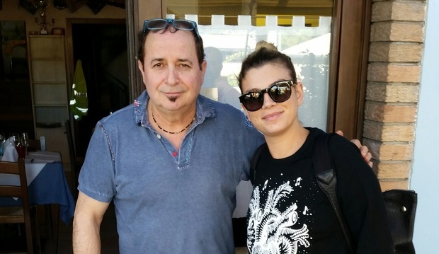Emma Marrone con Daniele, cameriere della Cantinetta del Conero