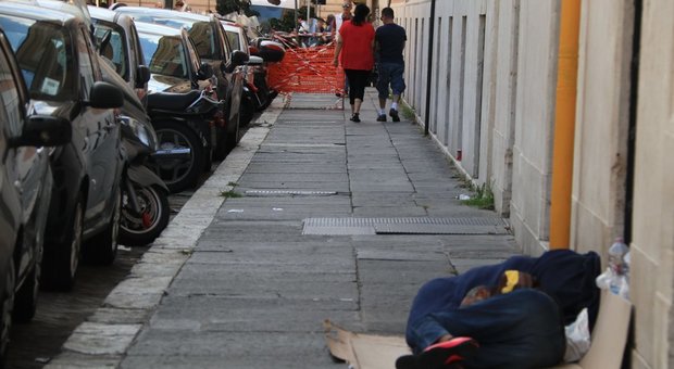 Un senzatetto a via Marsala (foto FRANCESCO TOIATI)