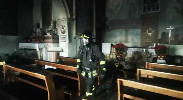 Lanciano, il presepe prende fuoco: danni ingenti nella chiesa (foto Andrea Colacioppo)