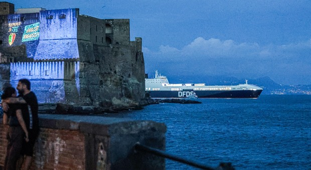 La nave turca in rada a Napoli