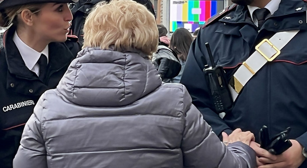 Truffa del pacco postale agli anziani di Roma, irruzione dei carabinieri nel "covo" a Casoria (Napoli): sei arresti