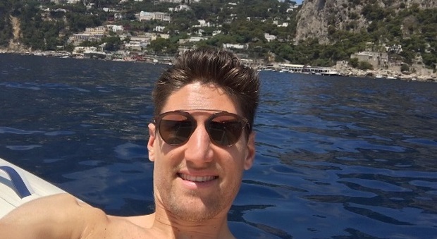 L'ex Fernandez torna a Napoli in vacanza, poi il tweet d'amore
